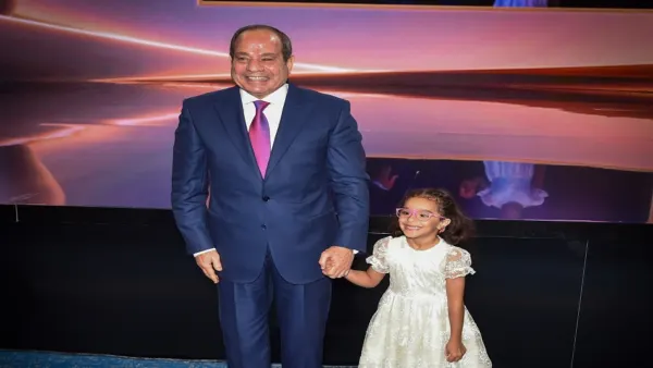 الرئيس السيسي يصافح شاباً من ذوي الهمم في ختام منتدى مصر